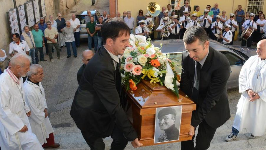 Una folla commossa all’addio a ‘Pinzellu’