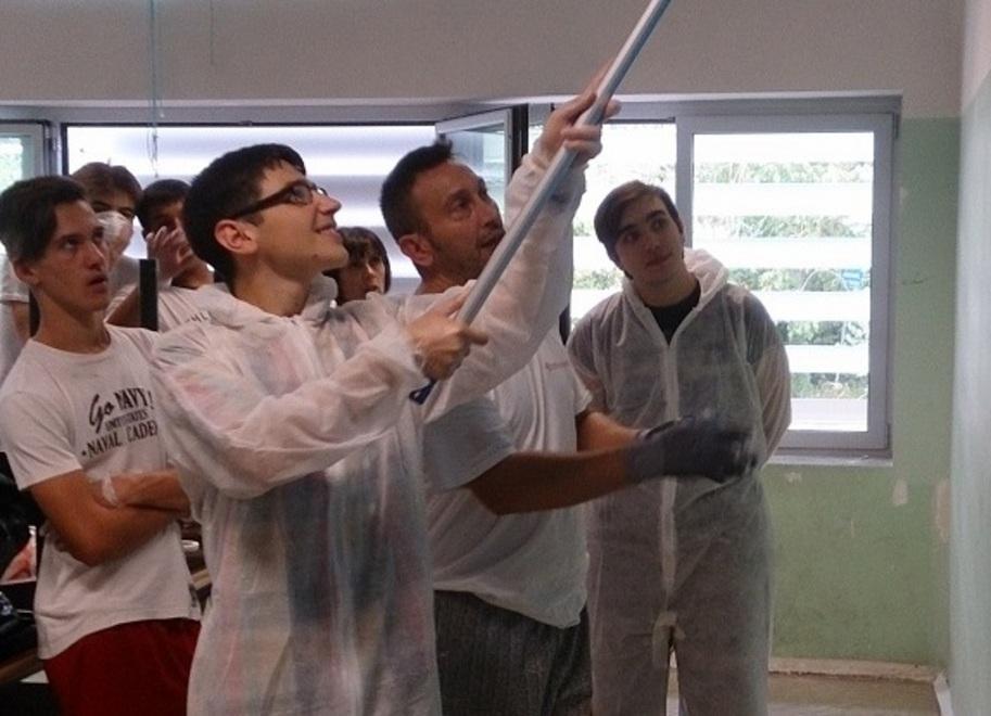 Gli studenti si trasformano in imbianchini e decoratori