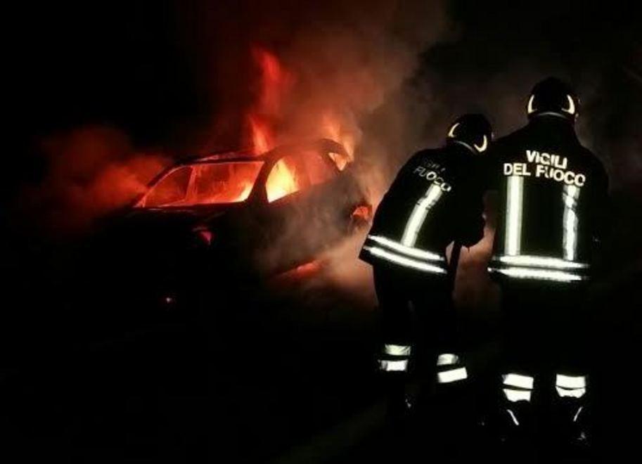 Auto a fuoco in A1, conducente salva