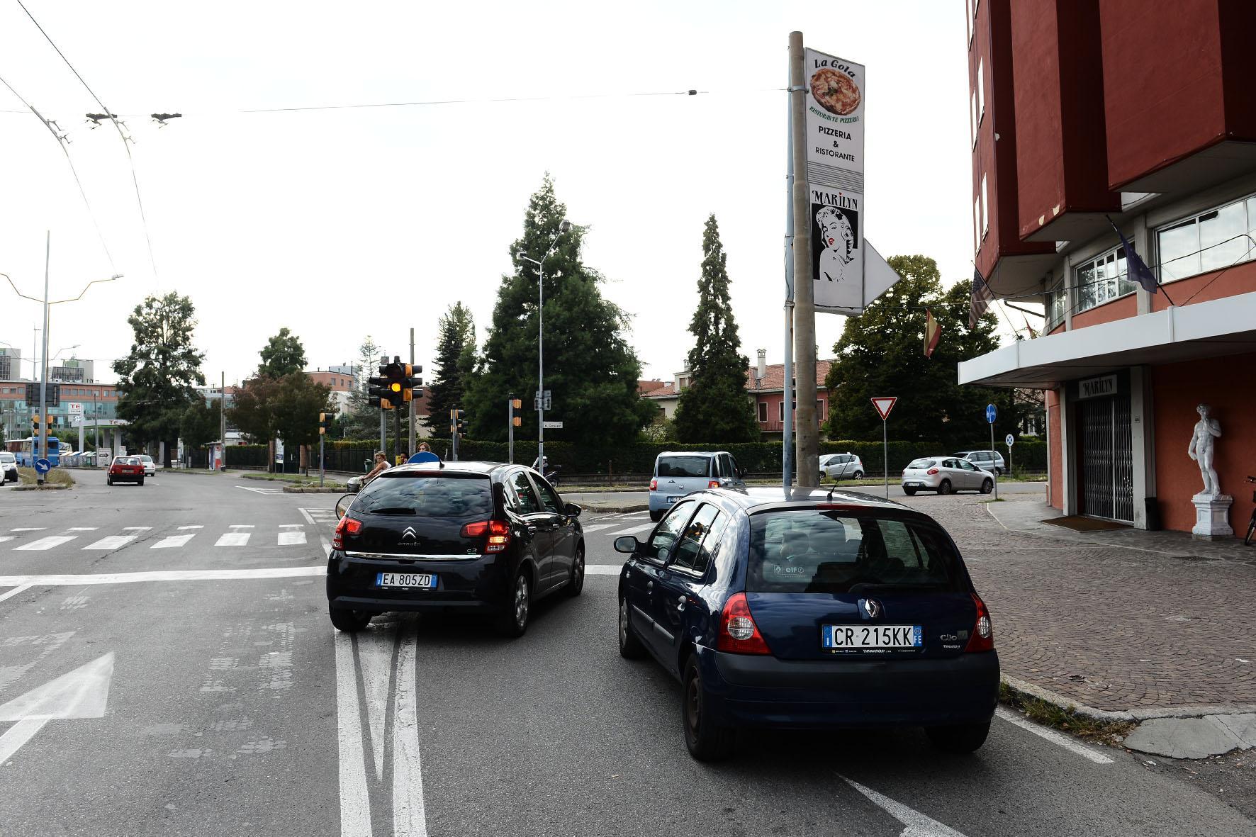 Modena, il semaforo c'è ma non si vede. Quanti tamponamenti in via Giardini