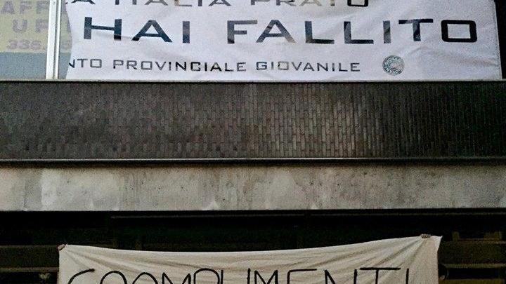 Lo striscione del giovani Pd sotto quello dei giovani Fi