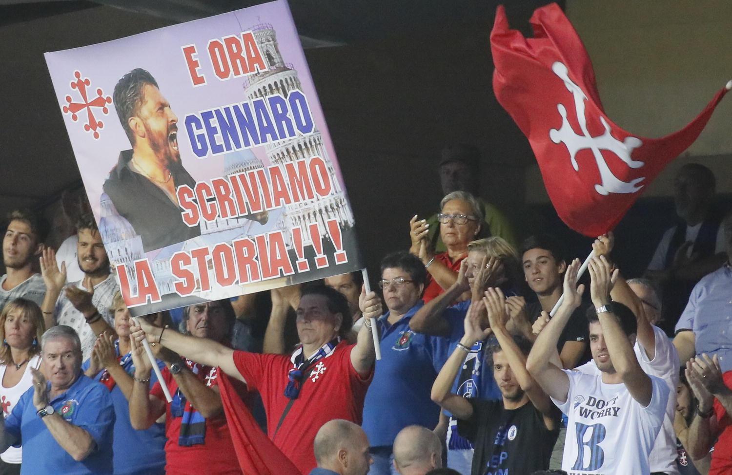 Pisa-Ascoli, una “catena umana” di tifosi fuori dallo stadio 