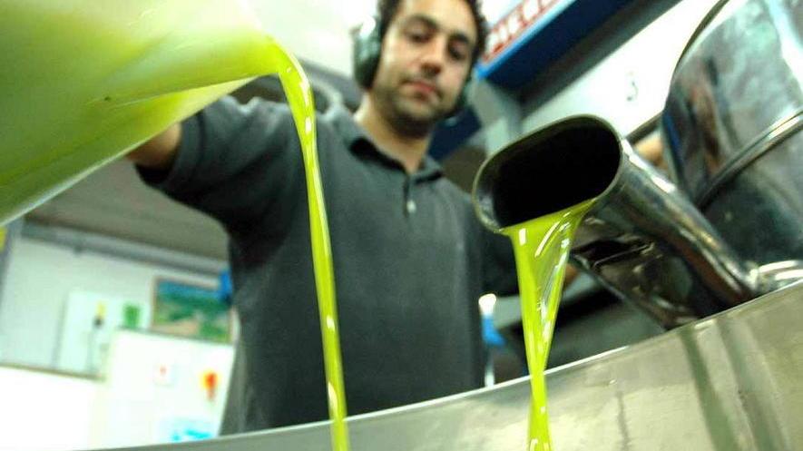 La frangitura dell'olio in un'immagine d'archivio