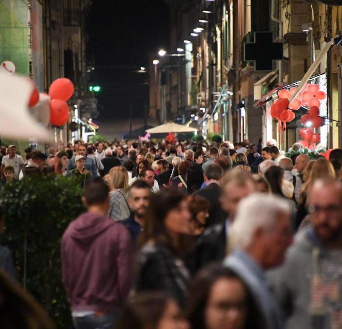 Notte di solidarietà con i negozi illuminati di rosso 