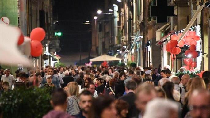 Notte di solidarietà con i negozi illuminati di rosso