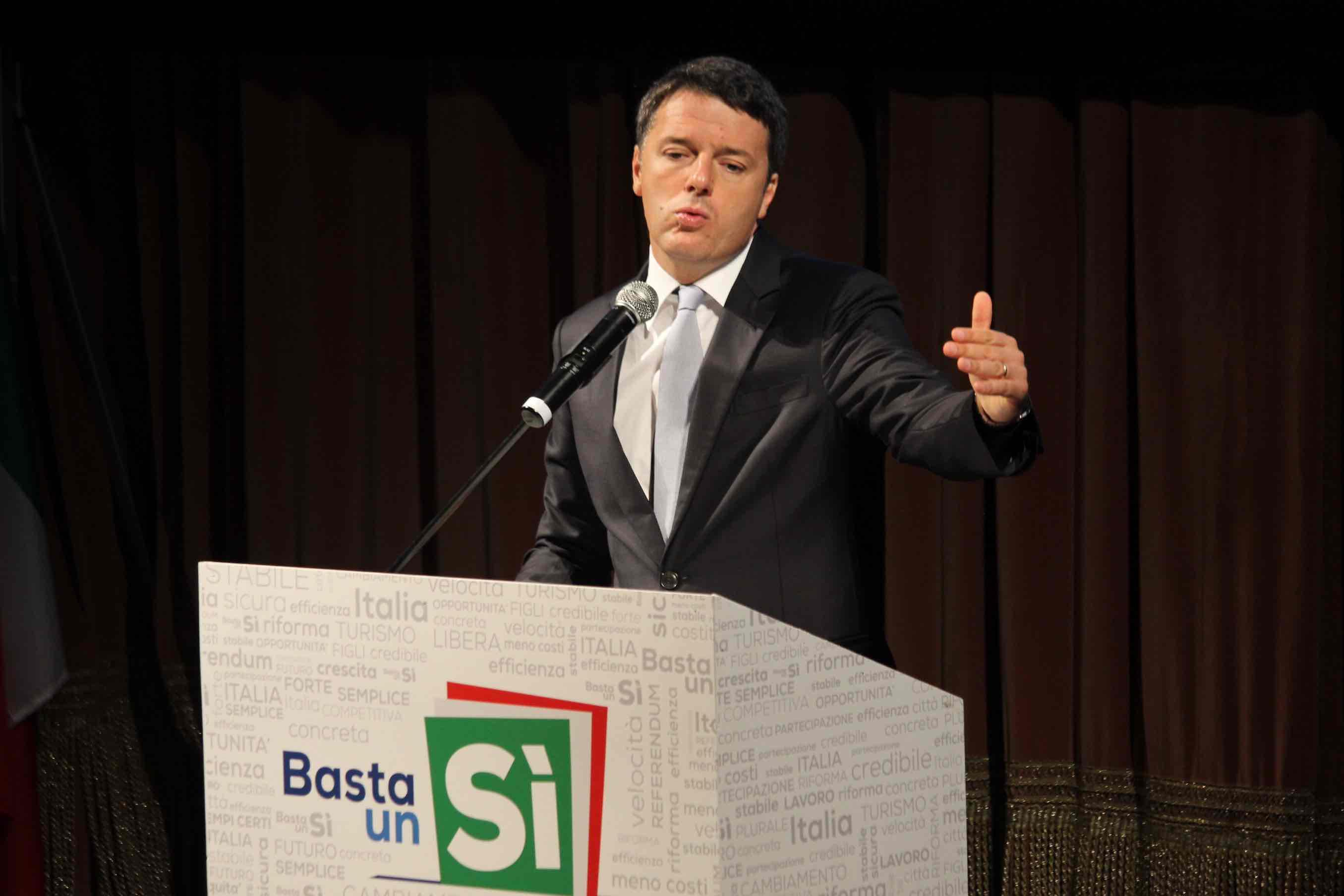 Matteo Renzi sul palco del Metastasio (foto Batavia)