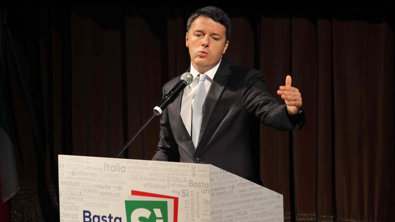 Matteo Renzi sul palco del Metastasio (foto Batavia)
