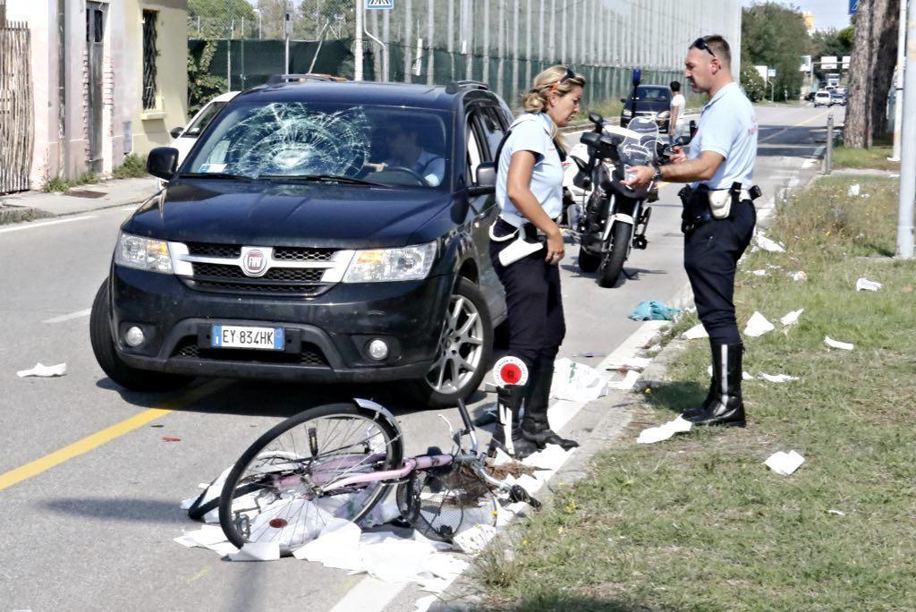 La bicicletta a terra e l'auto coinvolta (Marzi/Pentafoto)