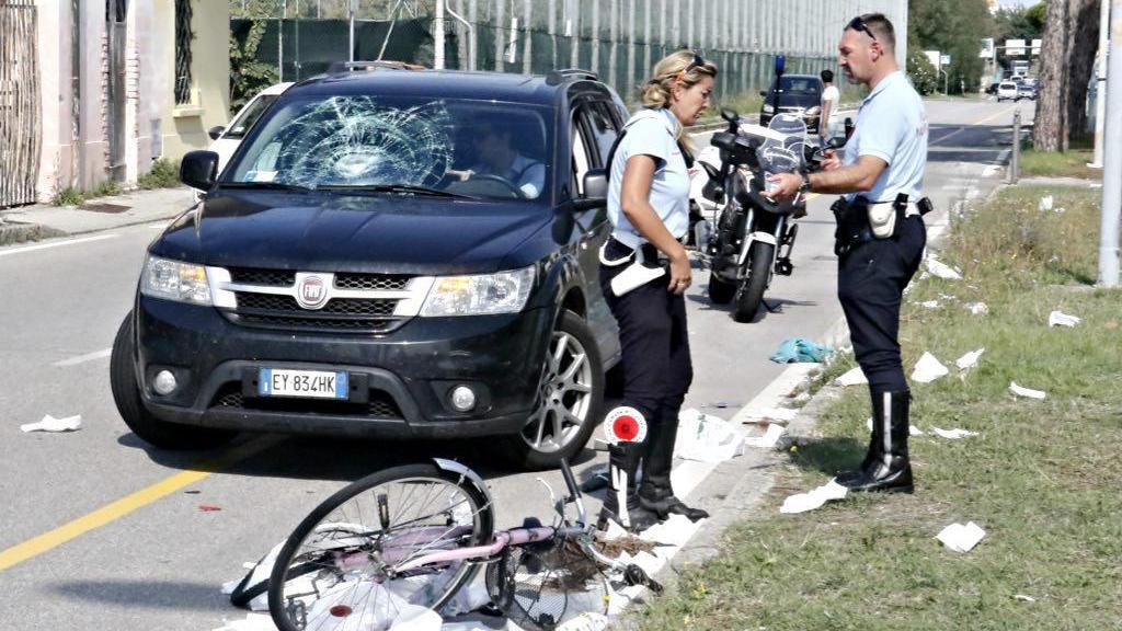 La bicicletta a terra e l'auto coinvolta (Marzi/Pentafoto)
