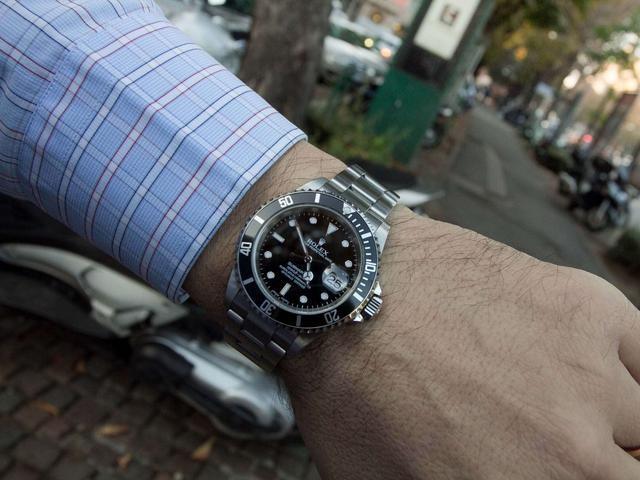 Lo strattona per un braccio e intanto gli ruba il Rolex