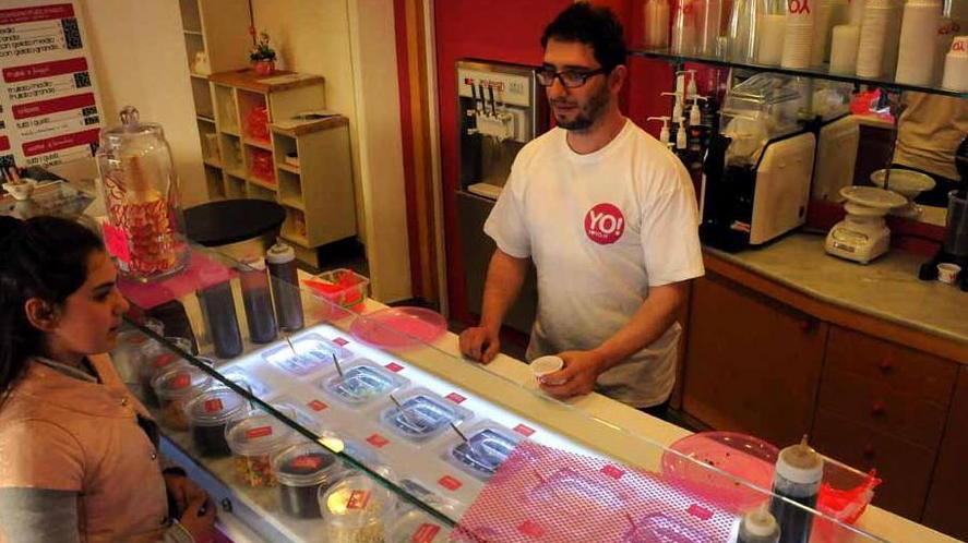 Rubano la cassa e riempiono il locale di yogurt