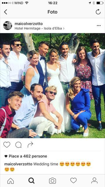 Tania Cagnotto vestita da sposa con Stefano Parolin e alcuni amici (foto Instagram di maicolverzotto)