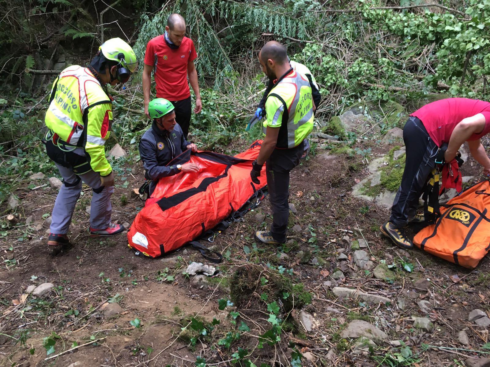I soccorritori dopo il ritrovamento del cadavere (foto Soccorso Alpino)