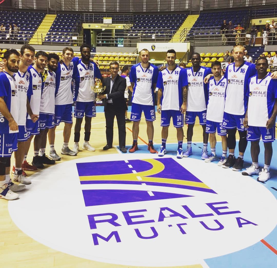 La Dinamo con la Reale Mutua Cup (foto dall'account Instagram della Dinamo)
