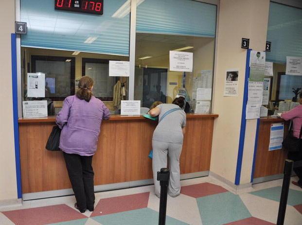 Gli sportelli del Cup dell'ospedale di Cecina