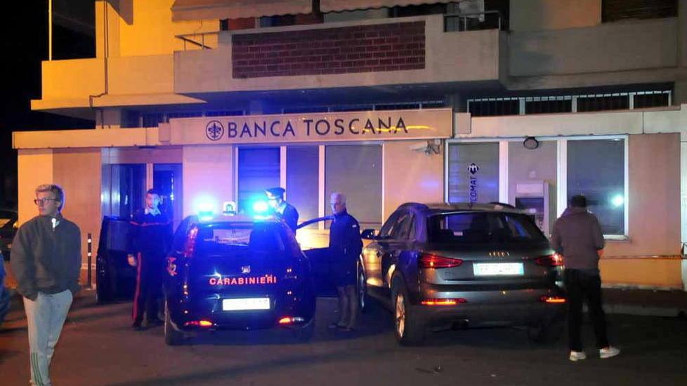 Fanno saltare il bancomat ma la rapina non gli riesce