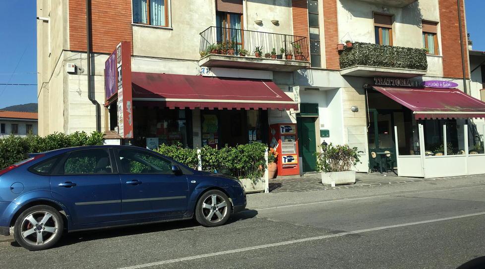 Forzano una porta sul retro e fanno il colpo in un bar