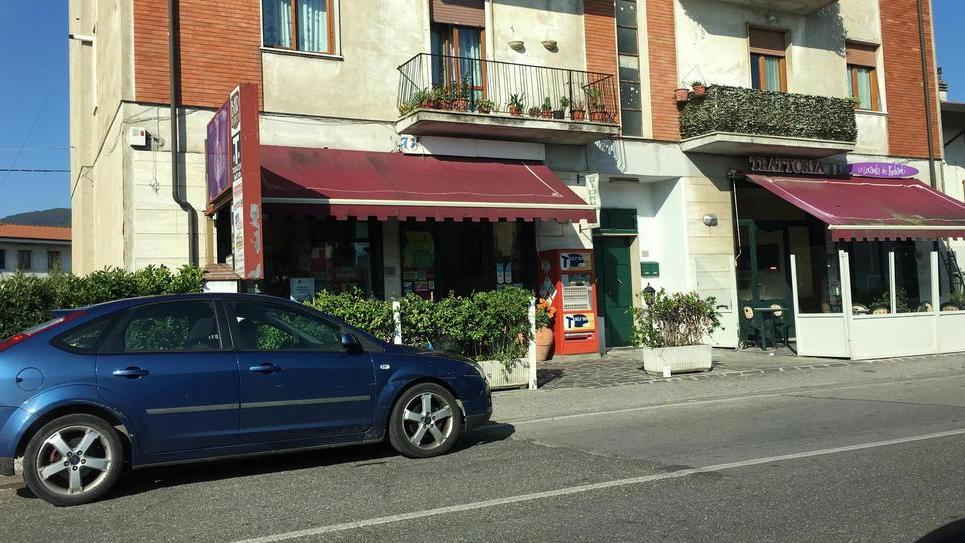 Forzano una porta sul retro e fanno il colpo in un bar