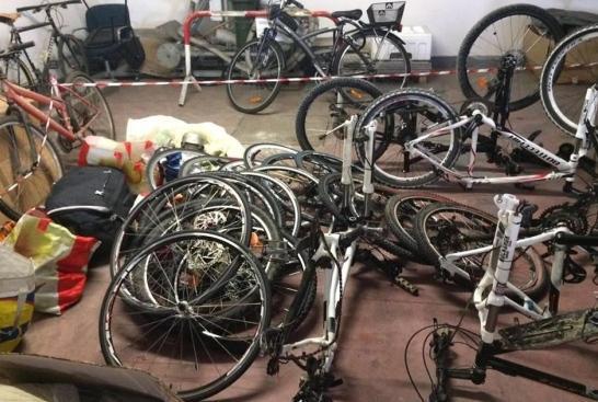 Garage pieno di merce rubata, arrestati due giovani