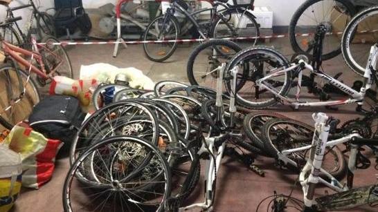 Garage pieno di merce rubata, arrestati due giovani