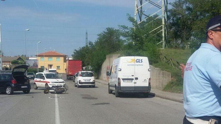 Motociclista travolto da un’auto