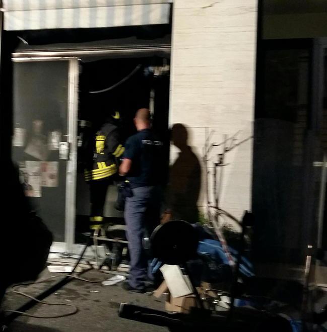 L’incendio devasta una lavanderia: i danni sono ingenti