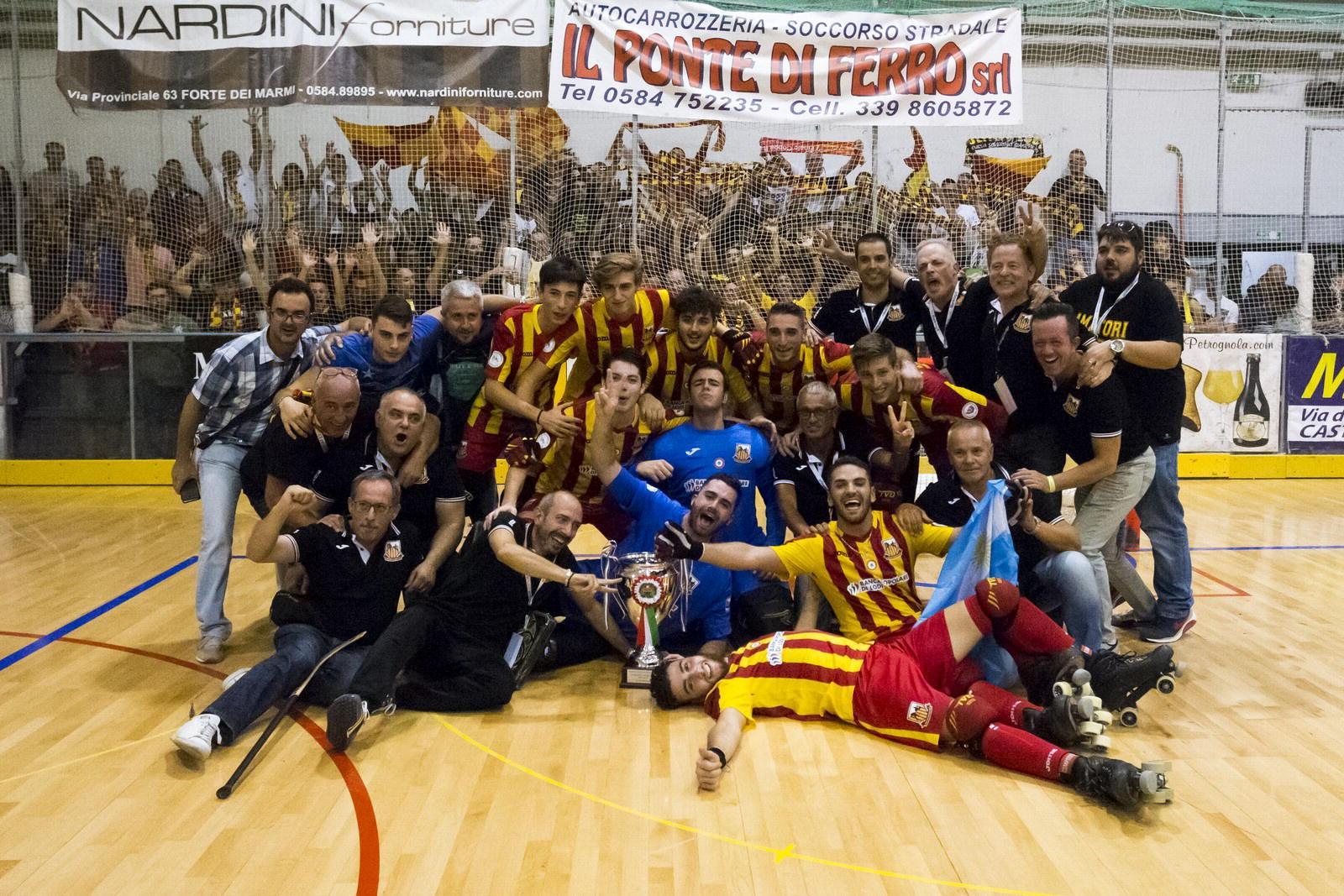 I giocatori del Lodi con la Supercoppa italiana 2016 (foto Gabriele Baldi)