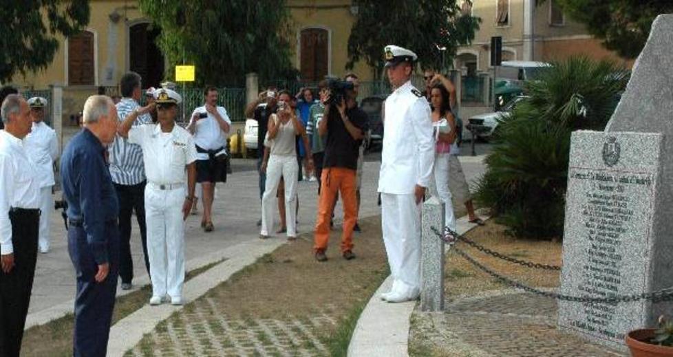 Vandali contro il monumento ai caduti di Nassiriya