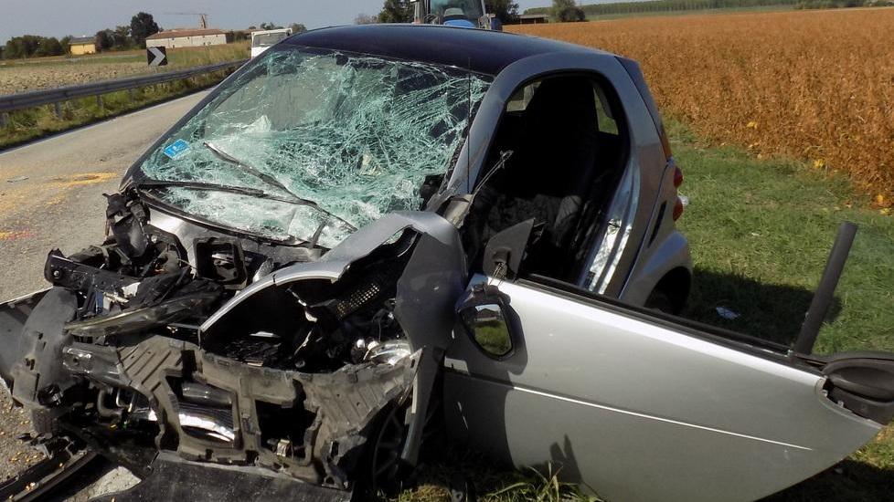 Una Smart devastata dopo lo scontro con un Tir