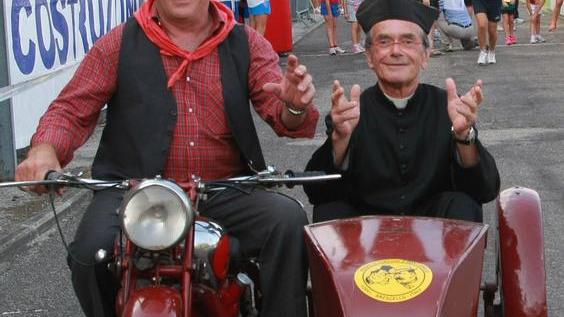 In piazza il sidecar di Peppone incontra la Guzzi di Ligabue