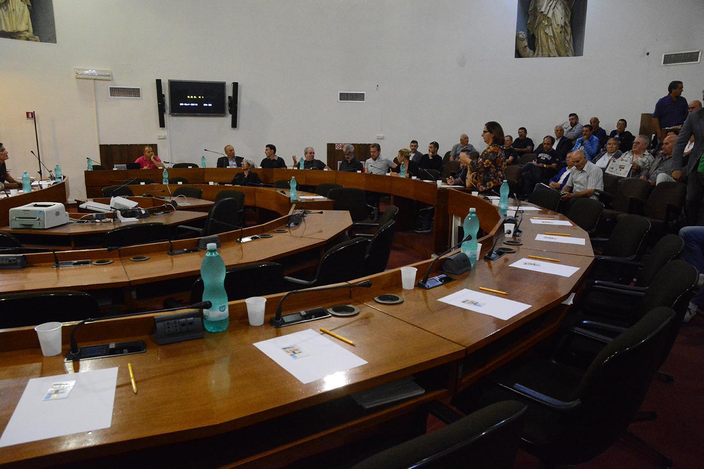 I banchi dell'opposizione sono rimasti vuoti