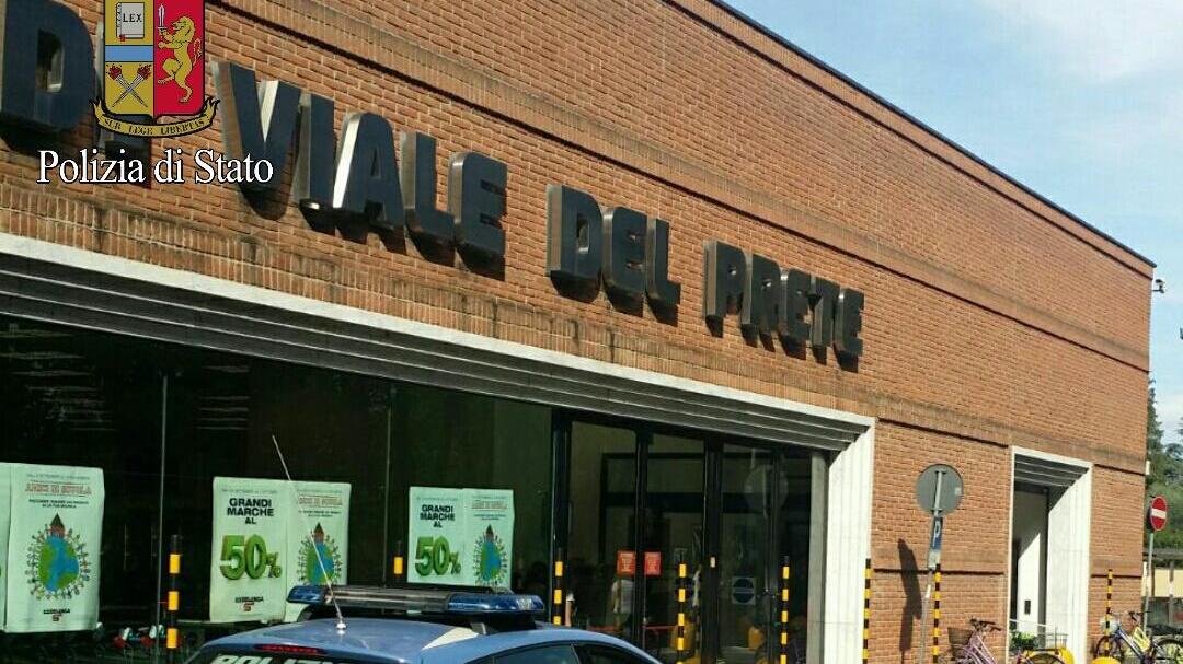 Il supermercato di via Carlo Del Prete dove è stato fermato l'uomo