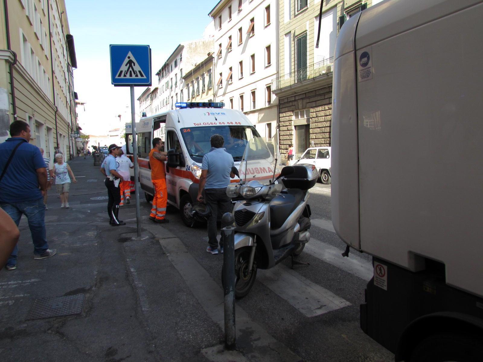 Polizia municipale e ambulanza in via De Larderel (foto di archivio)