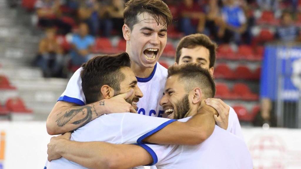 Il Prato festeggia il bellissimo gol del 6-3 (foto Bilenchi)