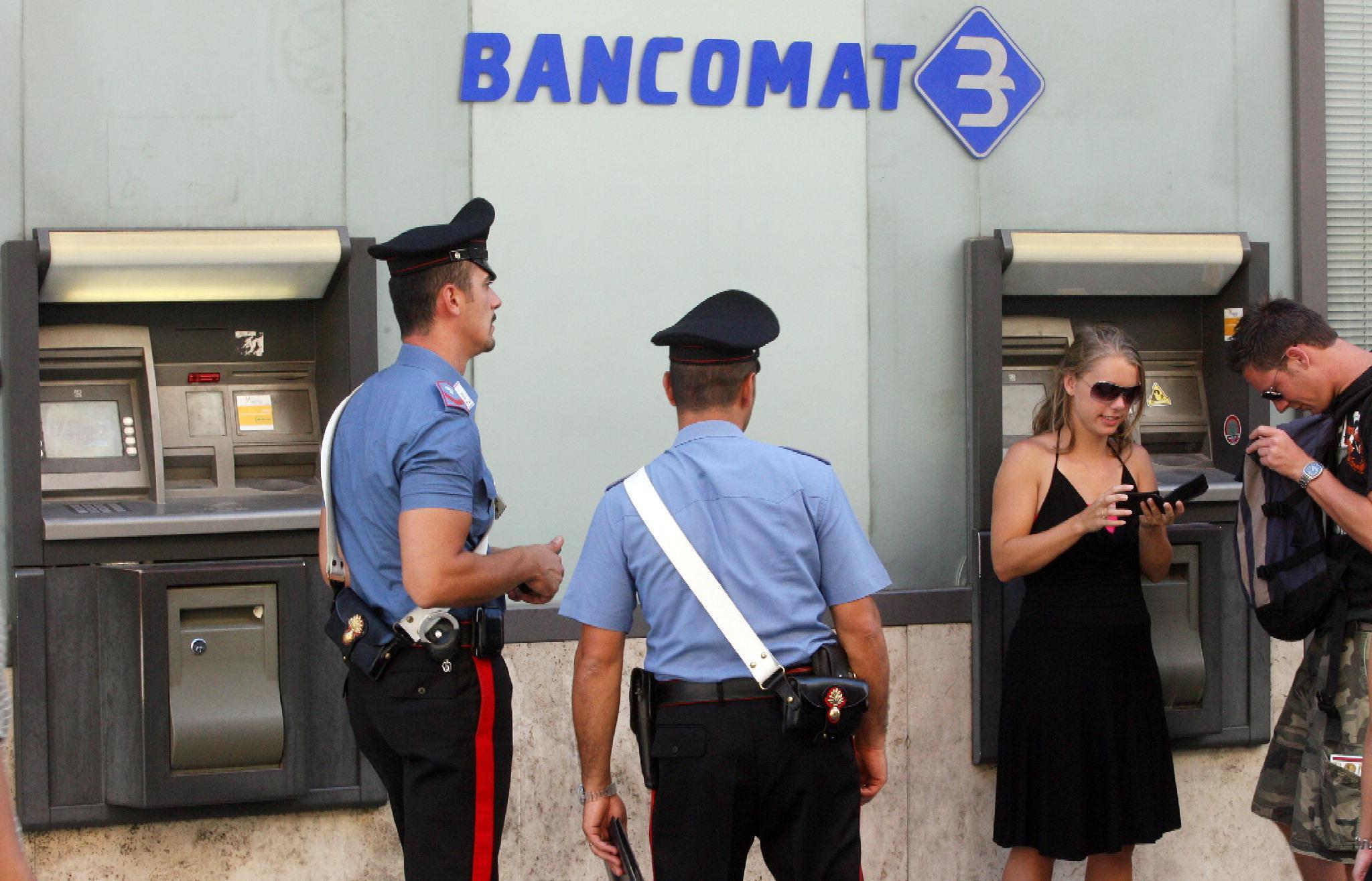 Filmato mentre usa il bancomat rubato, preso dai carabinieri