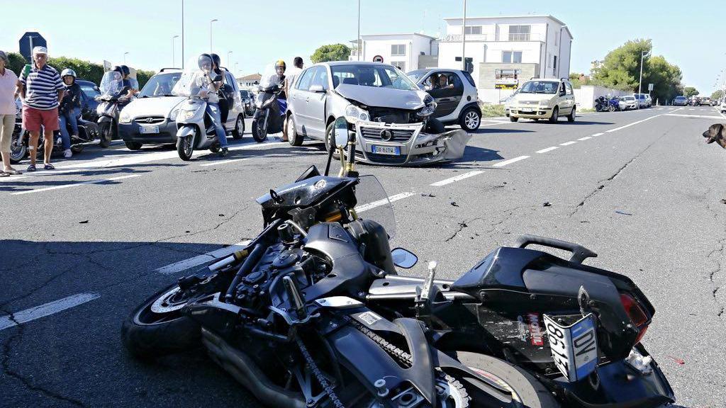 Inversione a U, scontro tra un'auto e uno scooter all'altezza dell'hotel Rex