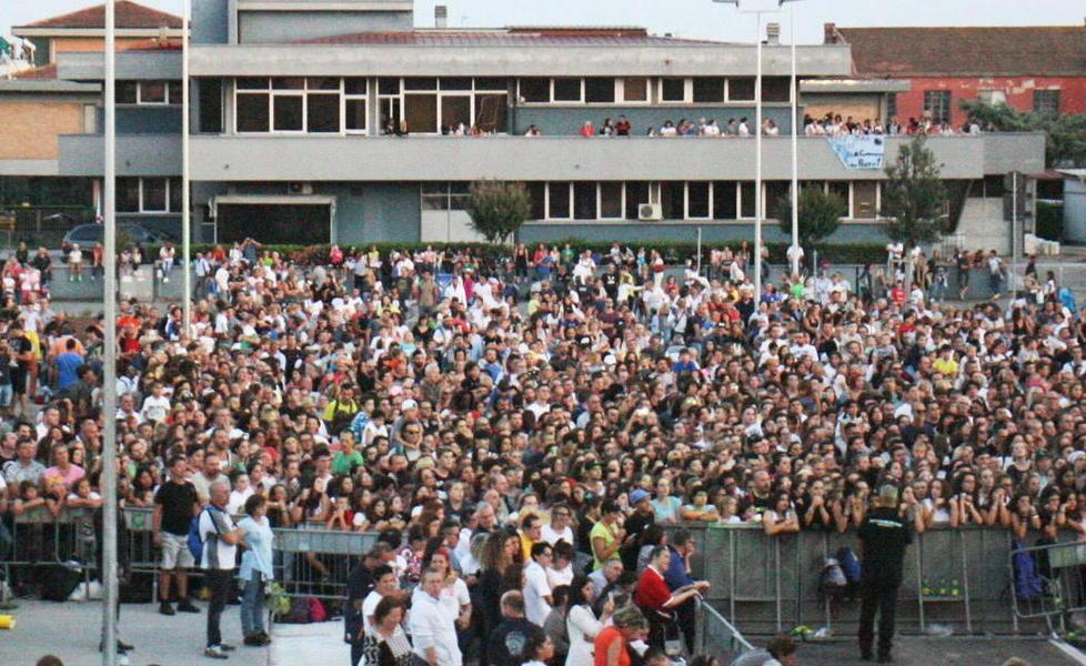 Da Fedez a J-Ax, la nuova piazza diventa un palco - Video 