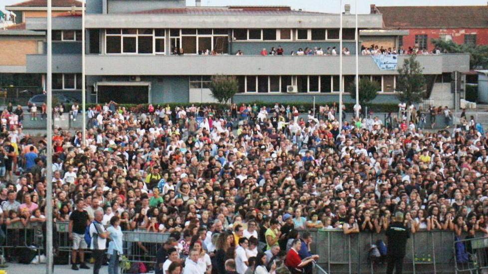 Da Fedez a J-Ax, la nuova piazza diventa un palco - Video