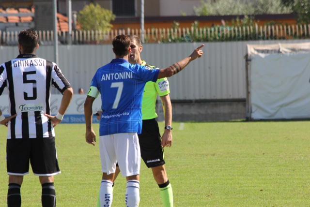 Antonini protesta con l'arbitro (foto Batavia)