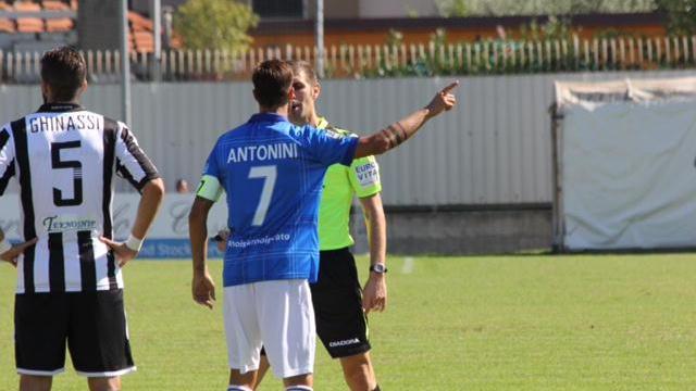 Antonini protesta con l'arbitro (foto Batavia)