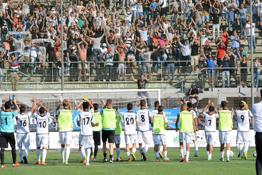 Gli applausi dei tifosi dell'Olbia ai giocatori di casa alla fine della partita