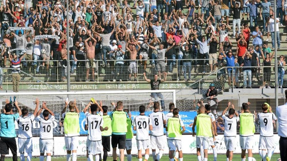 Gli applausi dei tifosi dell'Olbia ai giocatori di casa alla fine della partita