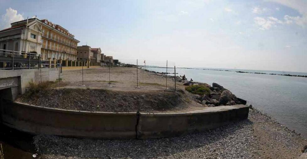 Tra erbacce e argini crollati se arrivano le alluvioni a Massa è dura 