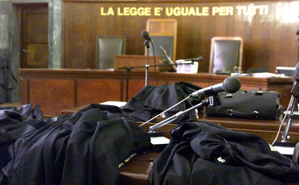 Finanziere furbetto pretendeva gli sconti nei negozi: stangato 