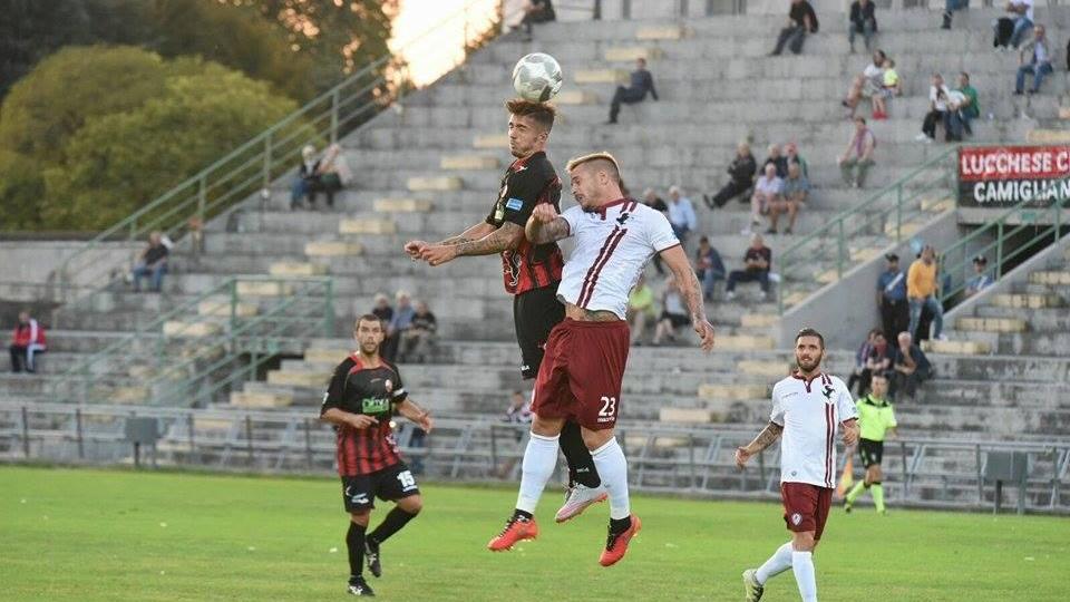 Una fase di gioco del match tra Lucchese e Arezzo (Foto Sernacchioli)