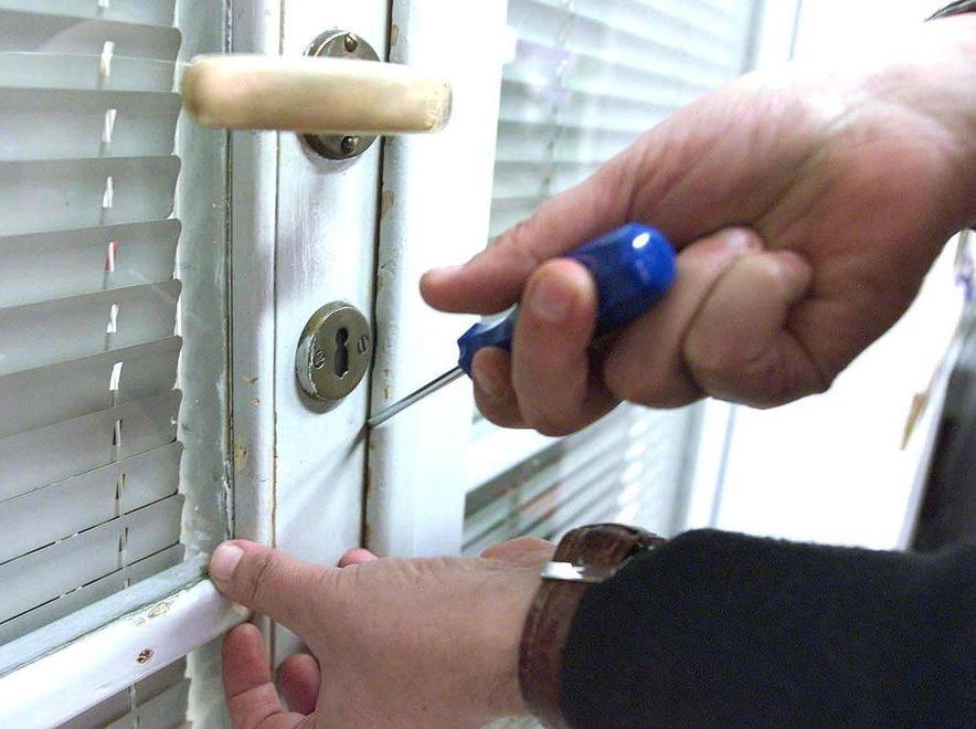 Rientra in casa e si trova davanti il ladro