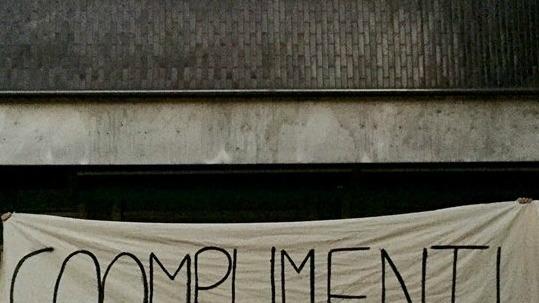 Tra Forza Italia e Pd scoppia la guerra degli striscioni