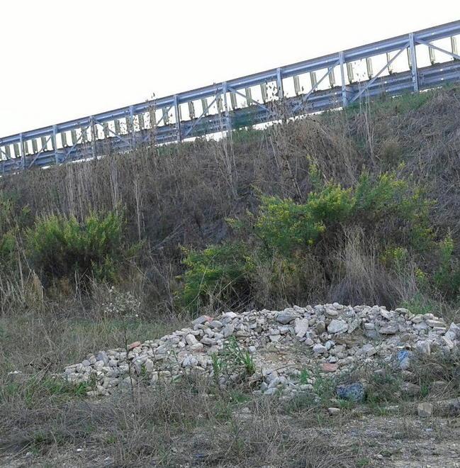 Rifiuti abbandonati lungo la ferrovia a Bassetto