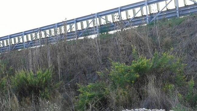 Rifiuti abbandonati lungo la ferrovia a Bassetto