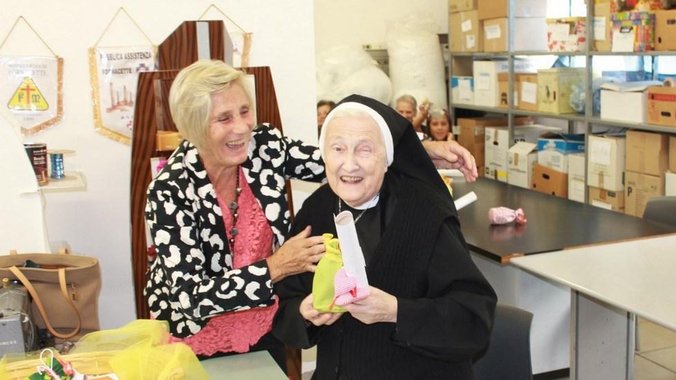 Insegnando il ricamo si fa beneficenza
